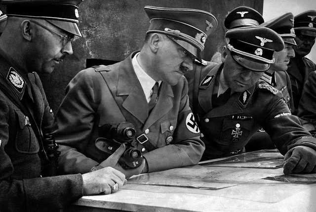 1939, Adolf Hitler et le Reichsführer-SS Heinrich Himmler se font expliquer une carte par un SS-Standartenführer