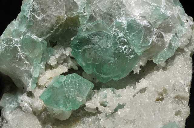 fluorine var. fluorine verte, quartz - fluorine var. green fluorine, quartz